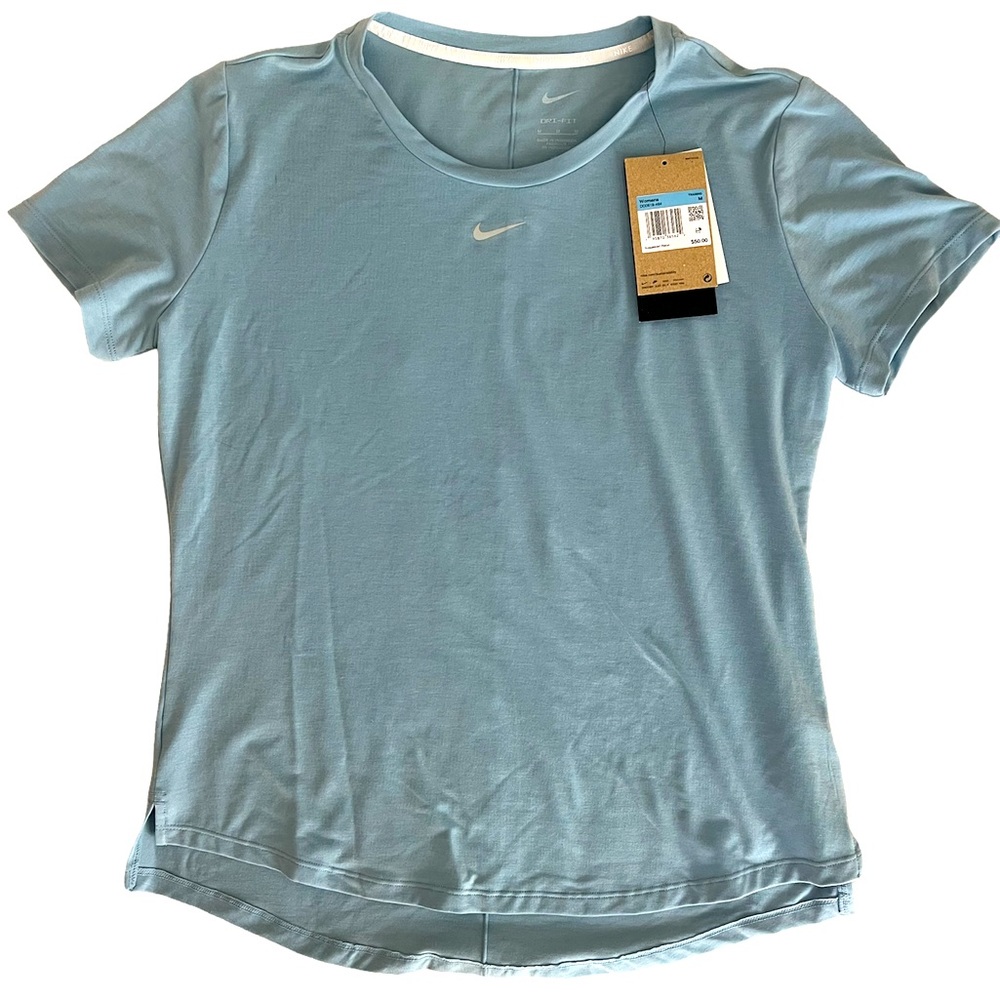 Nike women’s Training shirt size medium . New with tags!
